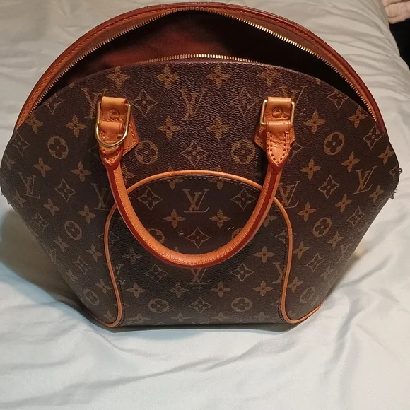 Louis Vuitton Classic Monogram Shoulder Bag - Picture 3 of 11
